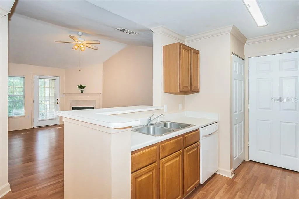 2 bed, 1050 sqft, $1,500 — Photo 3