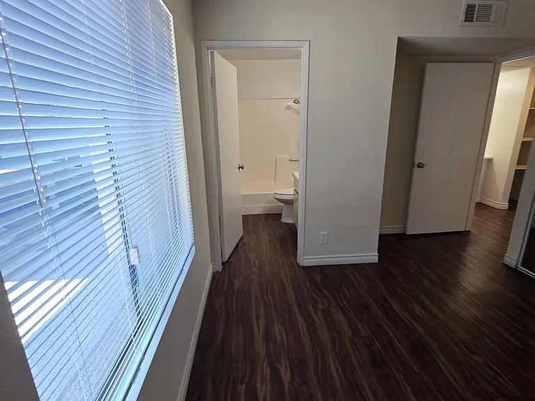344 W Chevy Chase Dr #7 — Photo 13