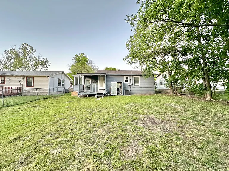 712 Mickan St — Photo 18