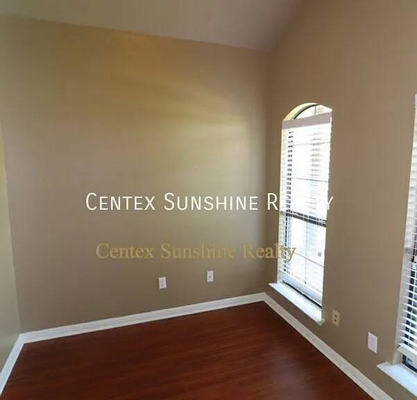 3303 Castleton Dr — Photo 8