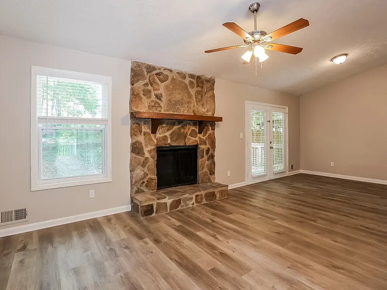 392 Doeskin Ln SE — Photo 4