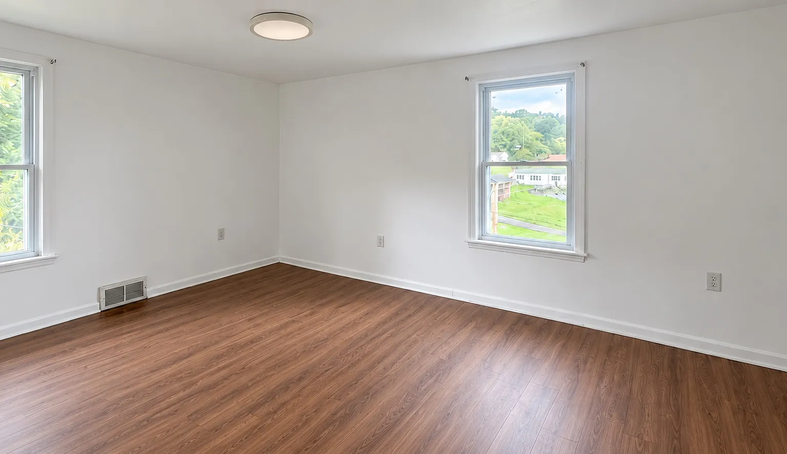 3 bed, 1400 sqft, $1,600 — Photo 1