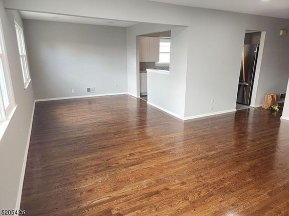 5th image of 1135 E Henry St