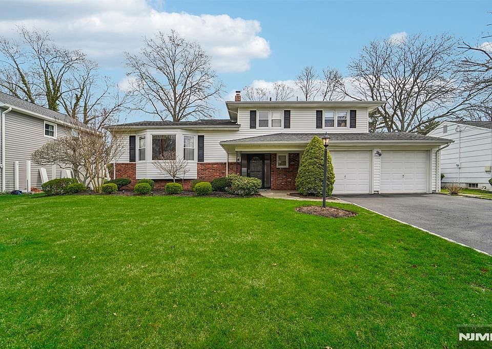 1st image of 14 Eton Pl #2017