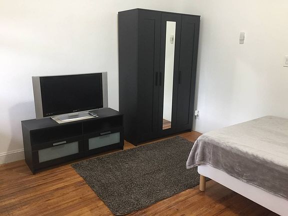 5th image of 1144 E 53rd St