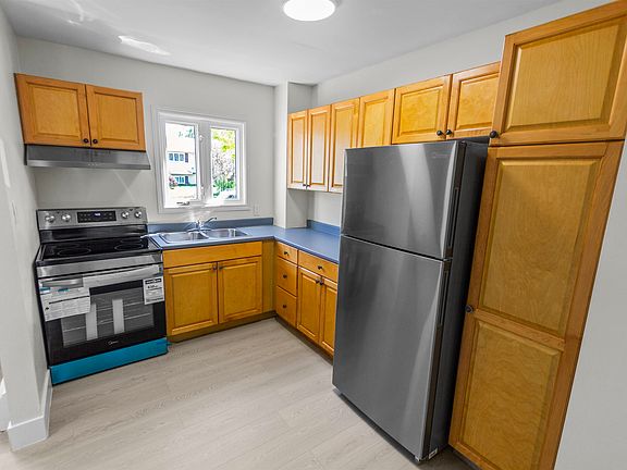 3rd image of 109 Westridge Cres