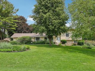 1090 Rolling Green Dr, Waukesha, WI 53186
