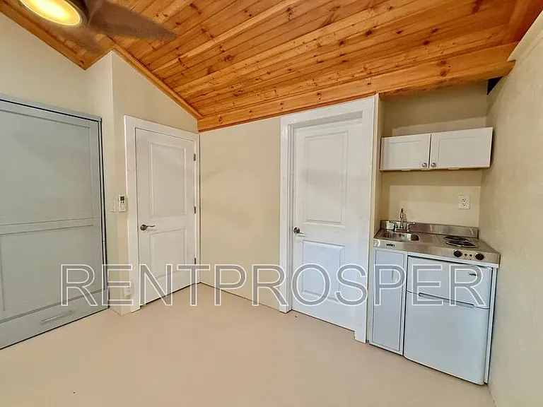 309 W 9th St — Photo 9