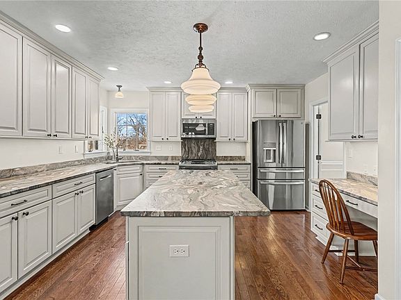 4th image of 112 Field Club Dr W