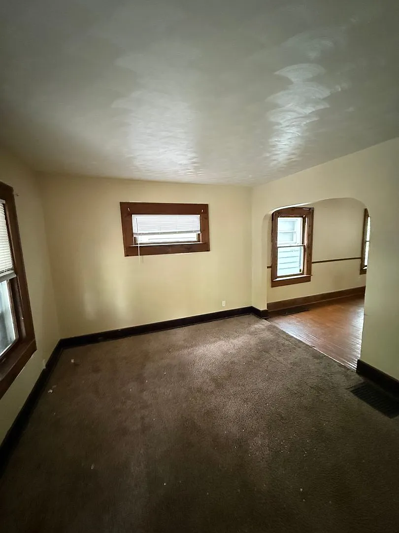3 Bed 1 Bath — Photo 2
