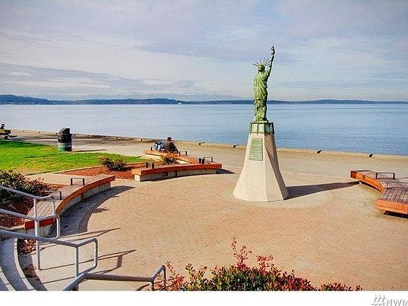 1 Block to Alki Beach