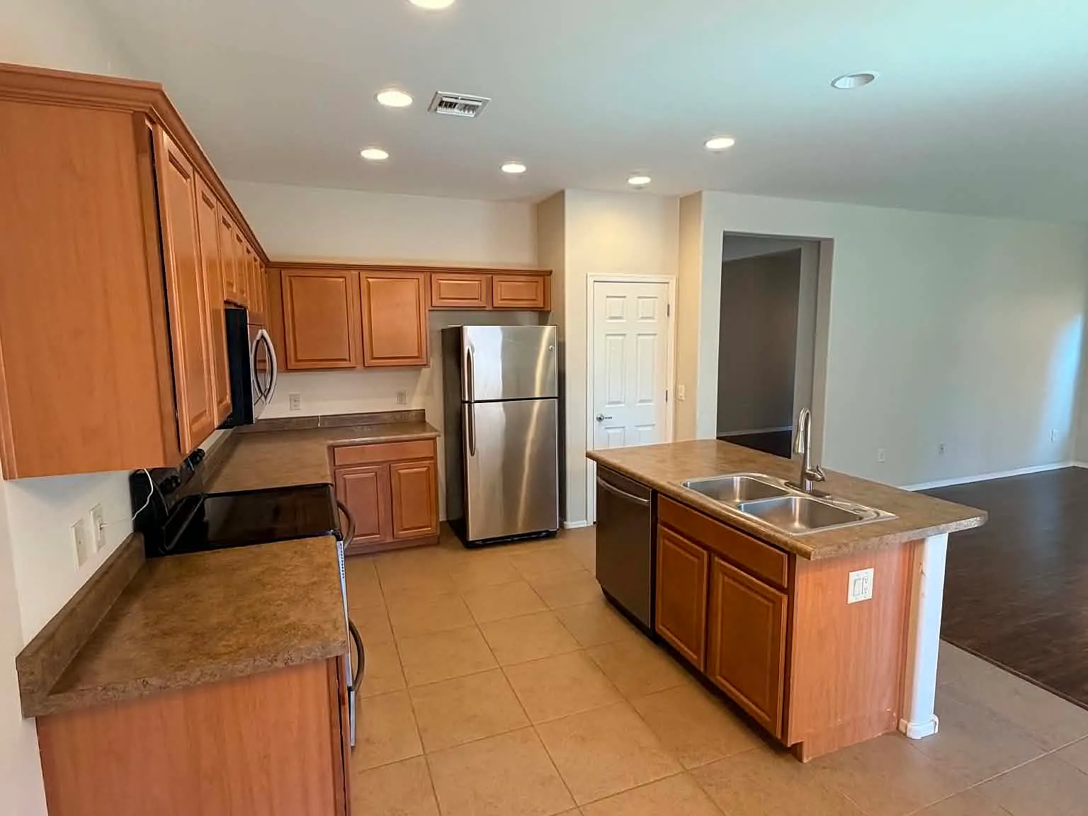 4 bed, 2301 sqft, $2,295 — Photo 2