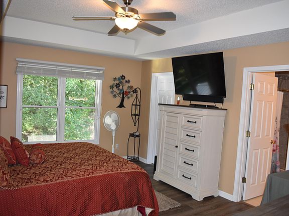 3rd image of 1875 Creekview Dr