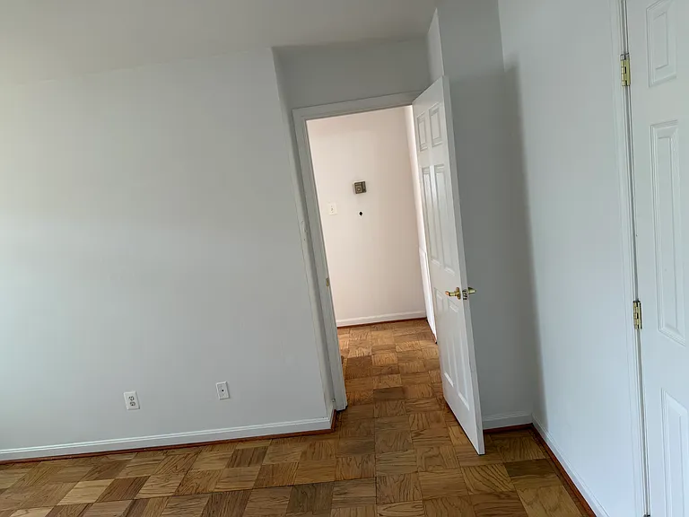 2911 Charing Cross Rd — Photo 24