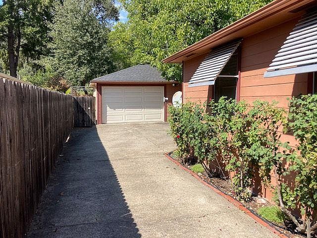 2nd image of 410 McPeak St