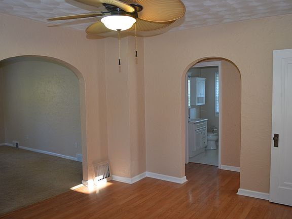5th image of 1051 N Park Dr