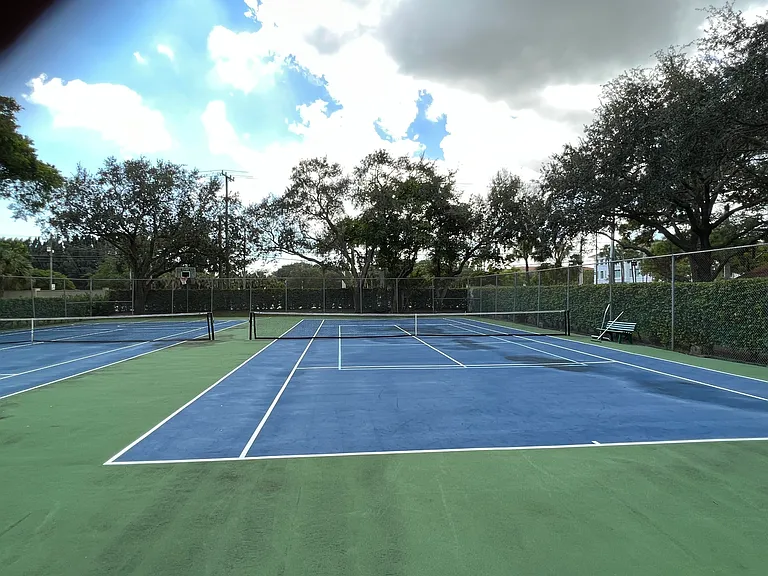 4075 Palm Forest Dr N — Photo 10