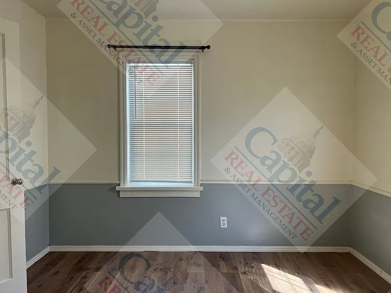 219 E Douglas Dr — Photo 8
