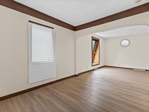 5th image of 419 Hayes AVENUE