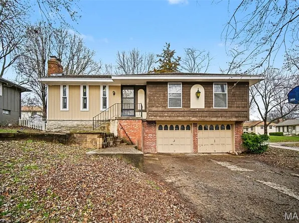 2401 SW Jackson Ct, Blue Springs, MO 64015