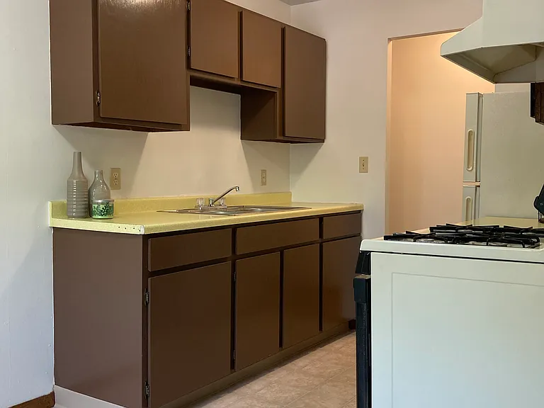 Hilltop Lane Apartments — Photo 13