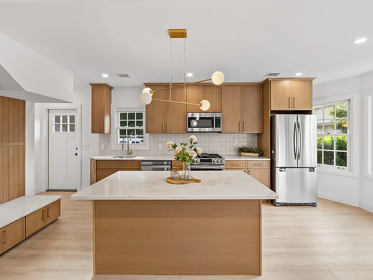 32 Brook St — Photo 1