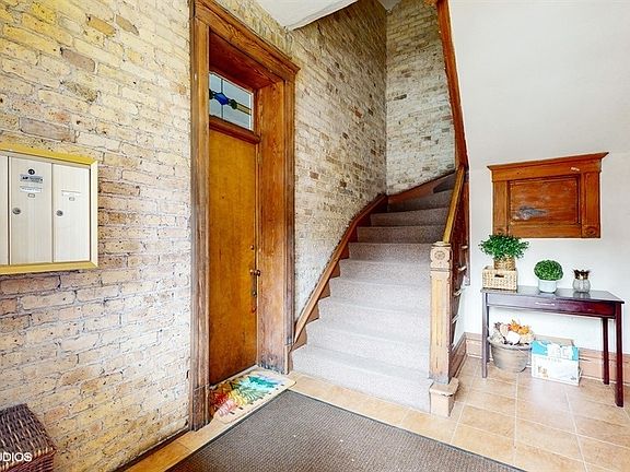 4th image of 840 W Wrightwood Ave #1