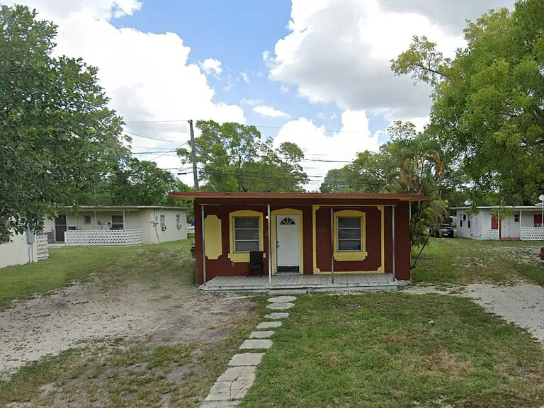 1429 NW 3rd Ct — Photo 2