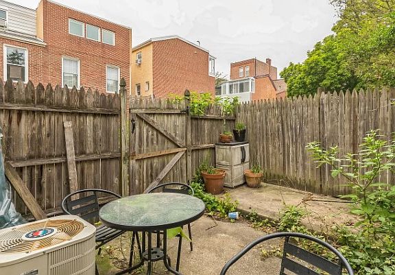 5th image of 921 Lombard St APT A