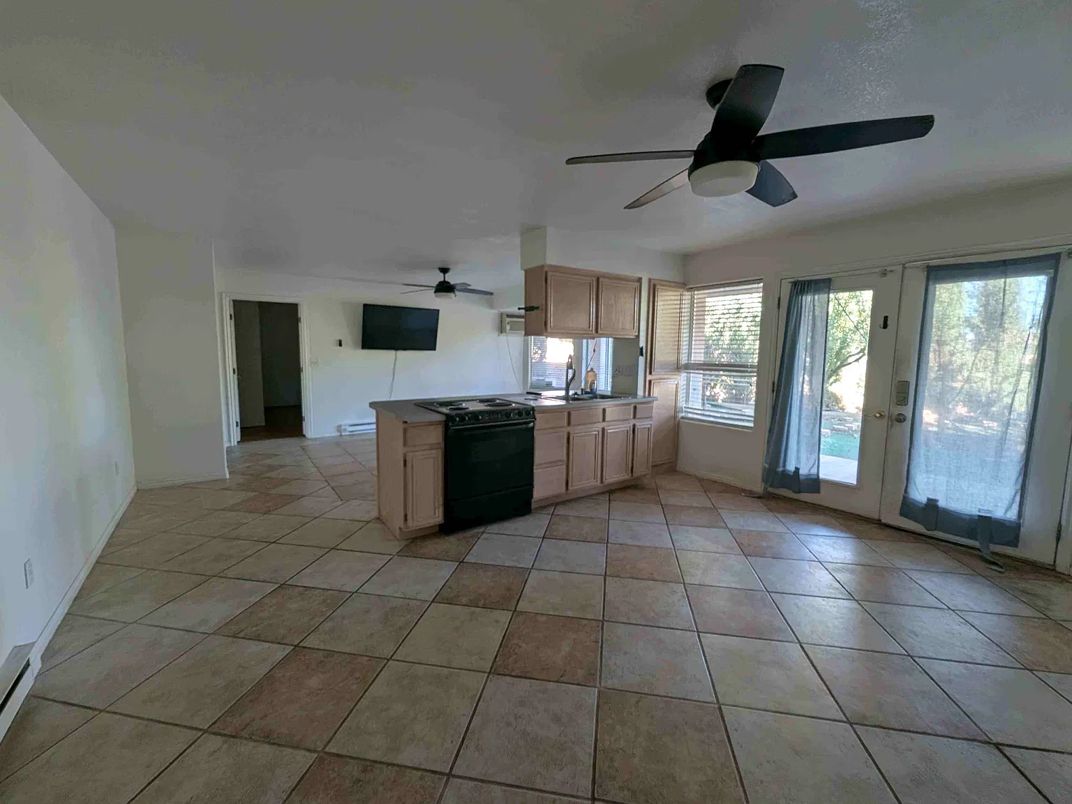 2 bed, 1000 sqft, $1,300 — Photo 4