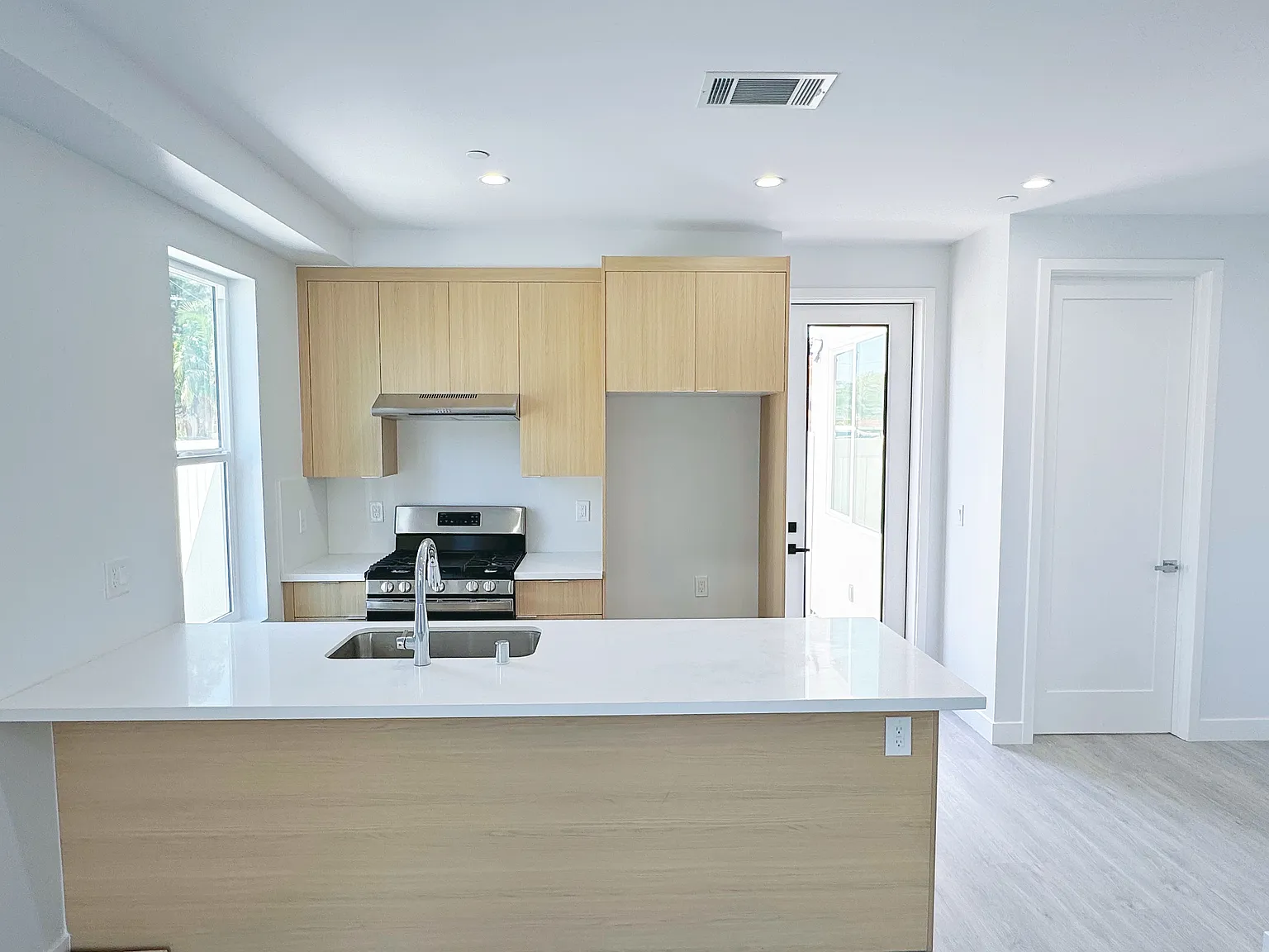 4 bed, 1749 sqft, $3,600 — Photo 4