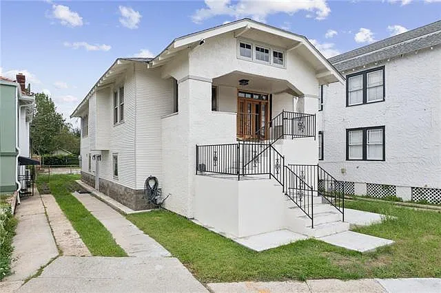 7022 S Claiborne Ave