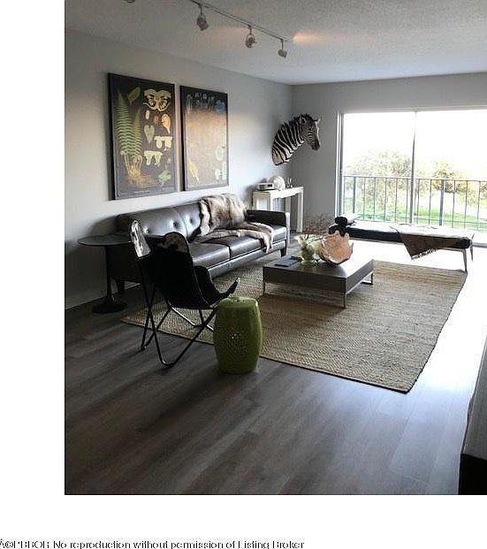 1st image of 208 S Lakeside Dr