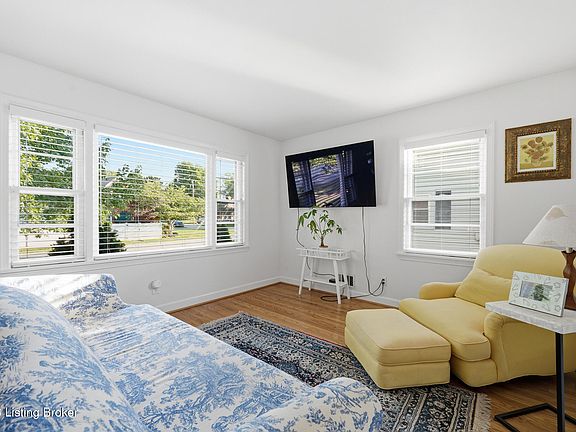 4th image of 2110 Lancashire Ave