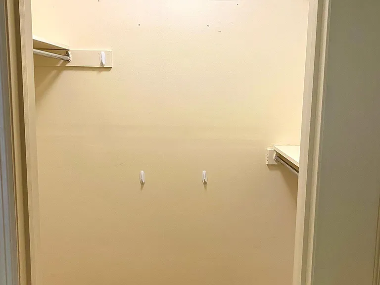 Bedroom walk-in-closet