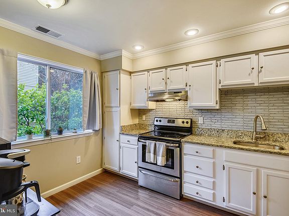 4th image of 32 Rockwell Ct