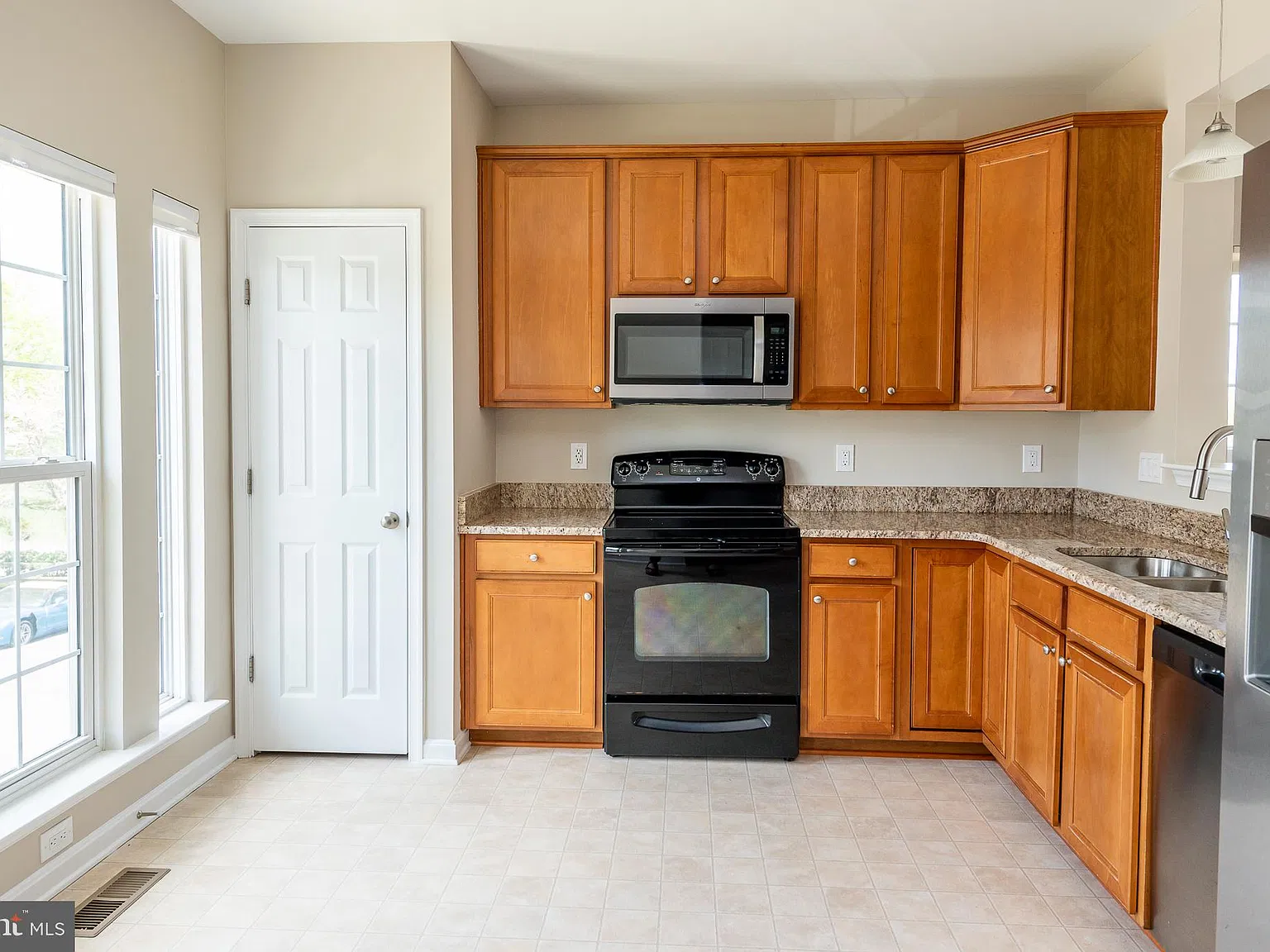3 bed, 2.5 bath, 2300 sqft, $2,100 — Photo 2