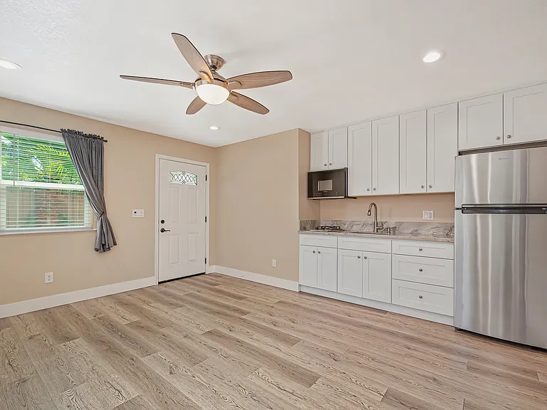 720 Donovan Ct #B — Photo 8