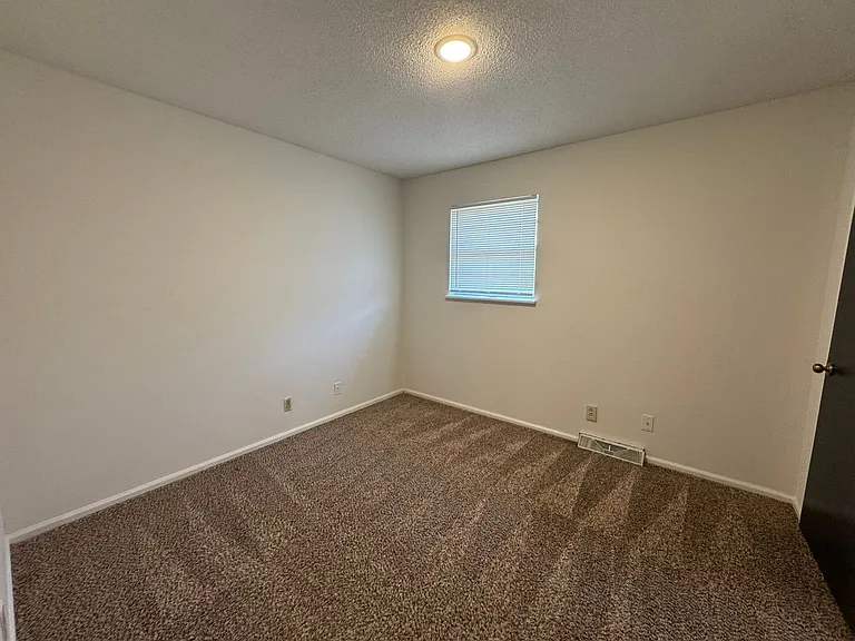 560 N East Park Ln — Photo 29