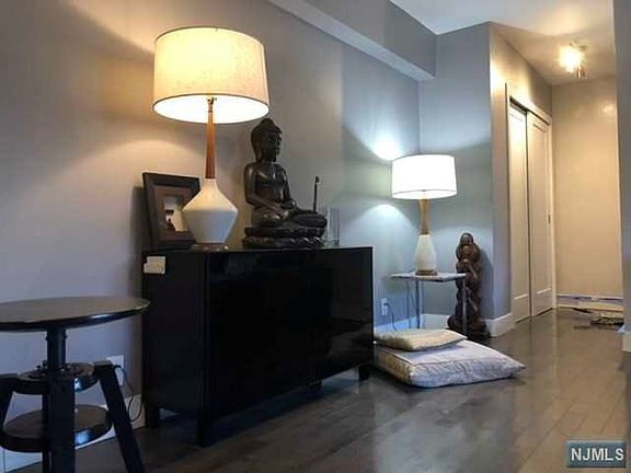 2nd image of 410 Park Pl APT 2B