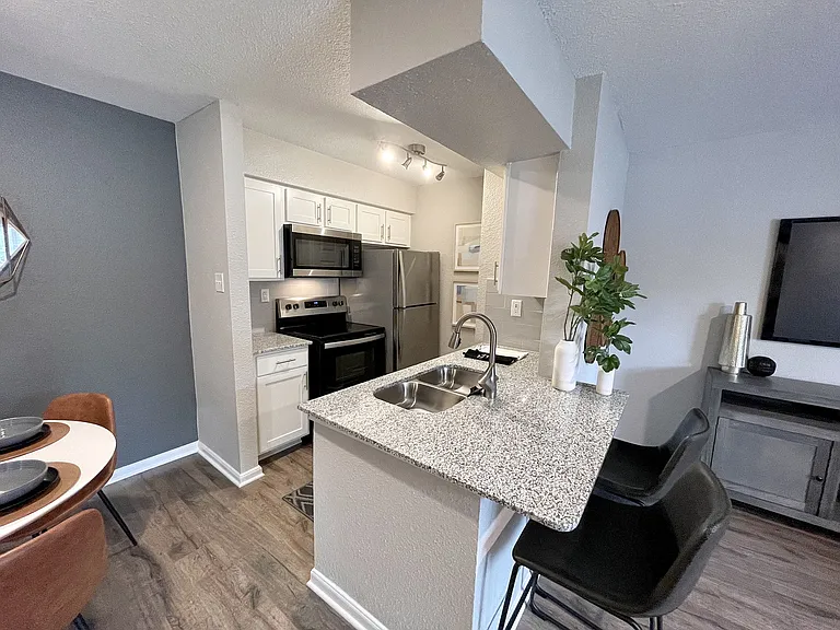 1520 Enclave Pkwy — Photo 21