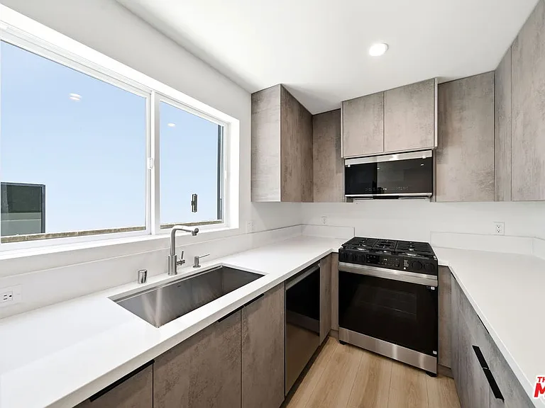 333 6th Ave #B — Photo 8