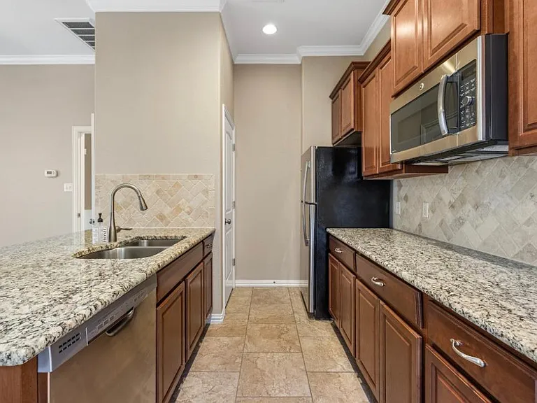 3810 Bainbridge Cv — Photo 4