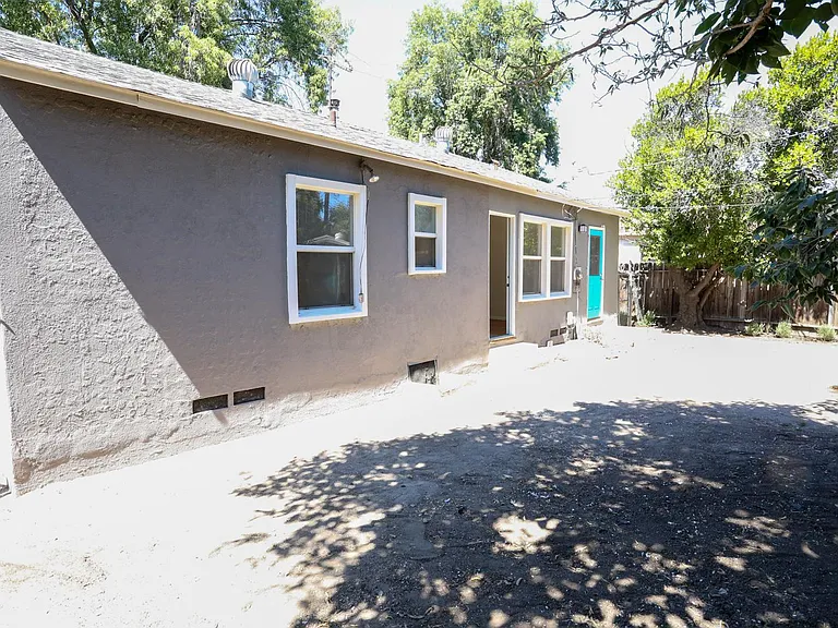 19422 Archwood St — Photo 46