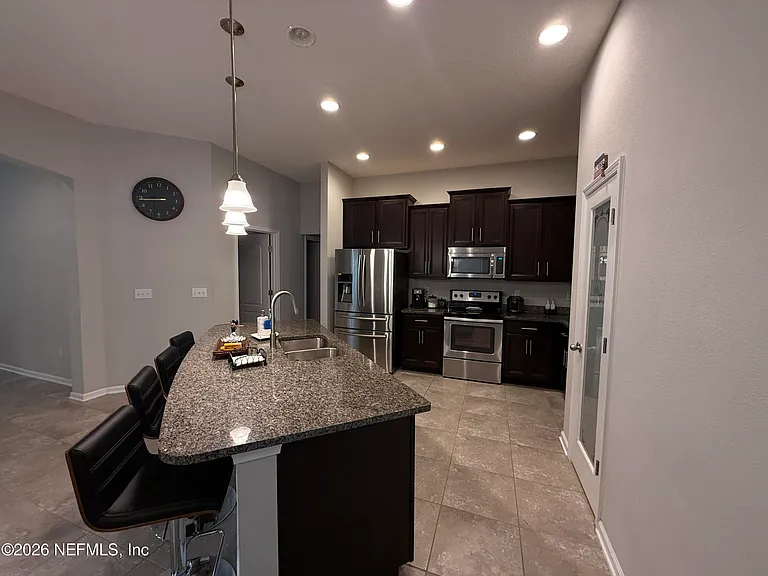 686 Glendale Ln — Photo 9