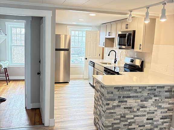 5th image of 936 S Main St #3