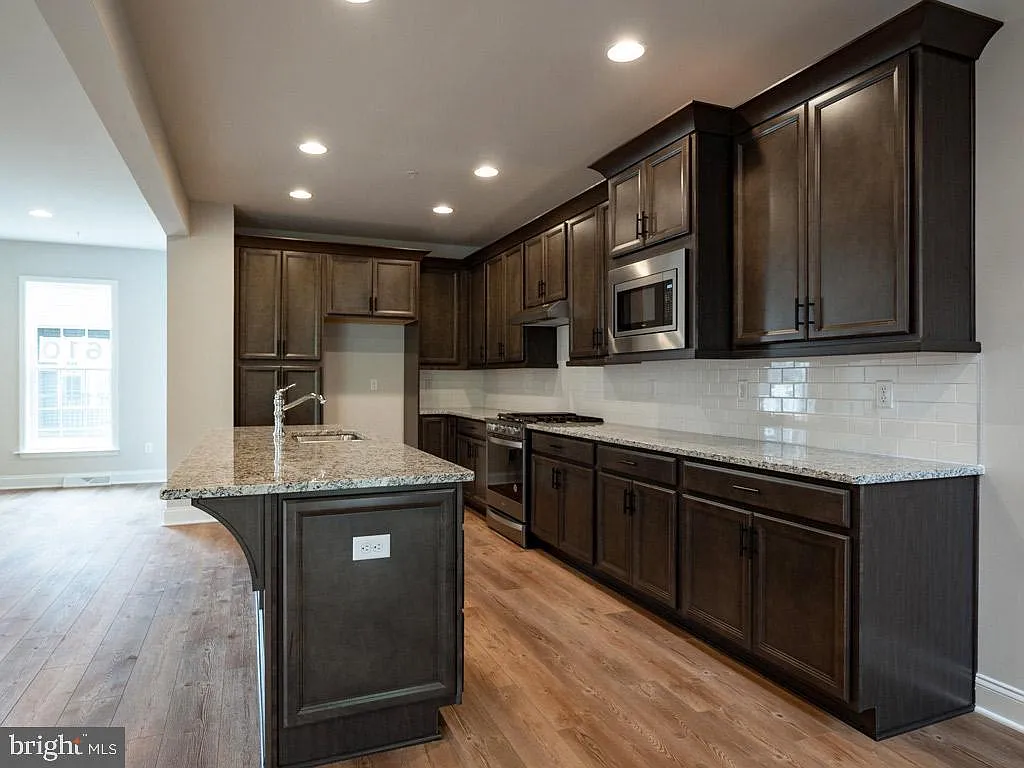 4 bed, 2.5 bath, 2425 sqft, $2,695 — Photo 3