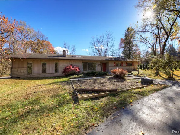 10641 Gamewood Dr, South Lyon, MI 48178