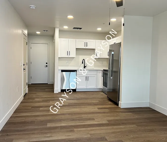410 W Hadley St — Photo 2