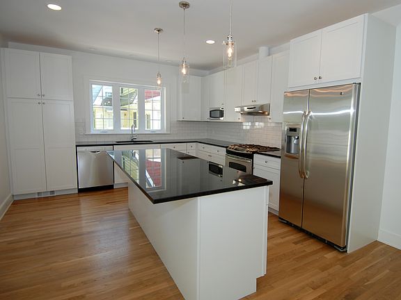 4th image of 14 Myrtle Blvd